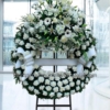 corona funeraria de claveles blancos