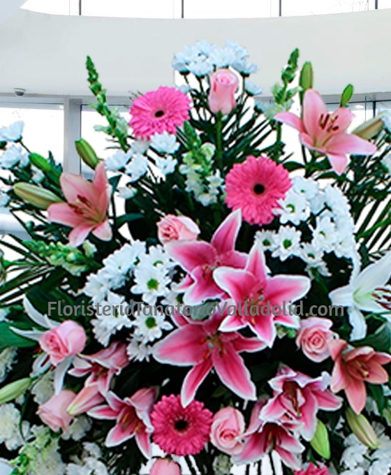 corona floral funeraria blanca y rosa